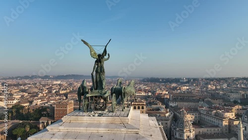 la Quadriga con vittoria alata dell'Altare della Patria a Roma, Italia.
Scenografica ripresa aerea della statua in bronzo della carrozza con cavalli e angelo del monumento Vittoriano.