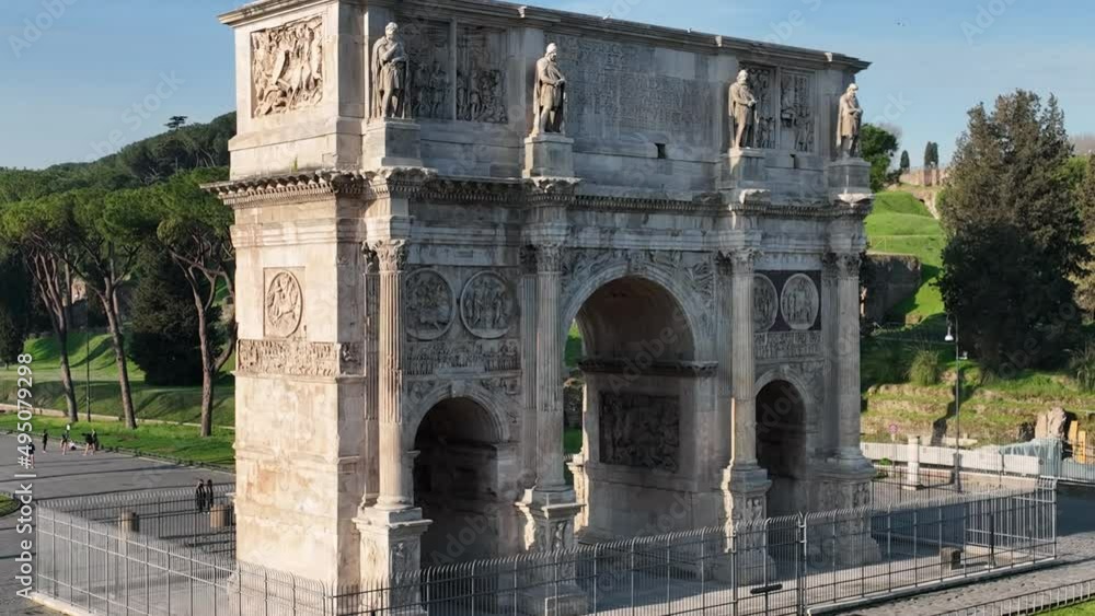 L'Arco di Costantino a Roma, Italia.
Ripresa aera con drone del famoso Arco di Costantono vicino al Colosseo. L'Arco di Costantino a Roma, Italia.
Ripresa aera con drone del famoso Arco di Costantono vicino al Colosseo.
