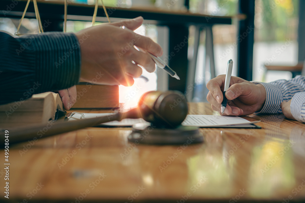 Obraz premium good service cooperation Consulting of businessmen and male lawyers or judges counselors with client-facing teams. Legal service concept with hammer and god of justice on the table