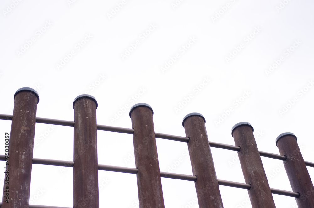 木と鉄で組まれた杭 wooden fence 木と鉄で組まれた杭 wooden fence