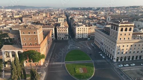 Vista dall'alto di Piazza Venezia e via del Corso a Roma, Italia.
Ripresa aera con drone del centro della piazza con bandiera italiana. photo