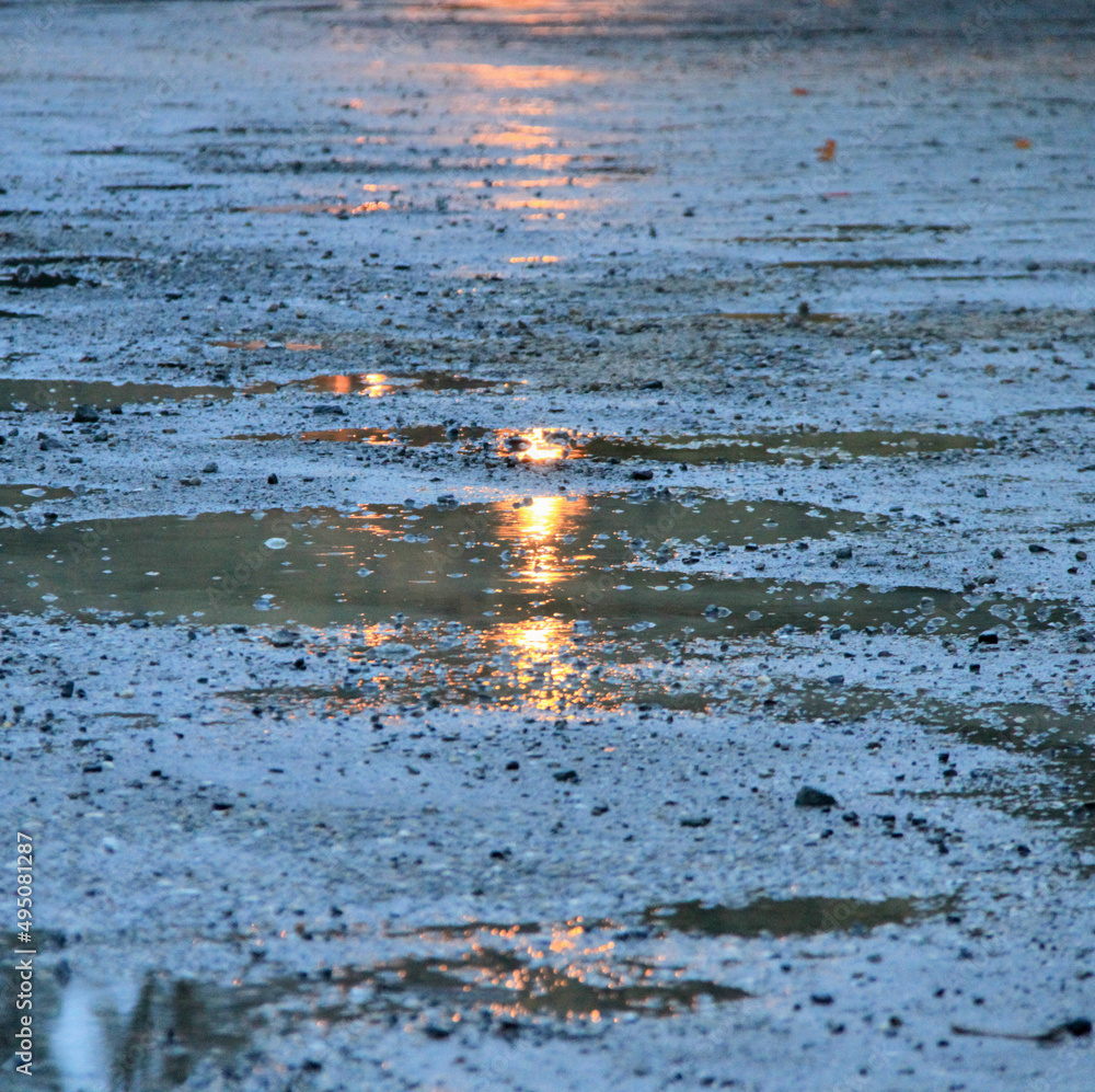 Lichter spiegeln sich in Pfützen Lichter spiegeln sich in Pfützen