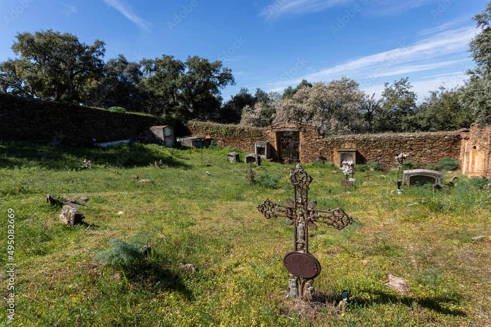 Antiguo cementerio abandonado