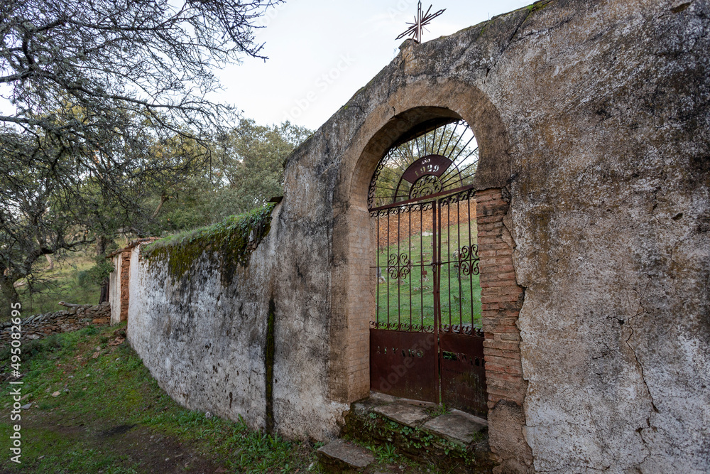 Antiguo cementerio abandonado