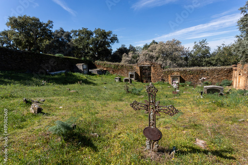 Obraz na płótnie Antiguo cementerio abandonado w salonie