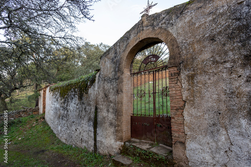 Obraz na płótnie Antiguo cementerio abandonado w salonie