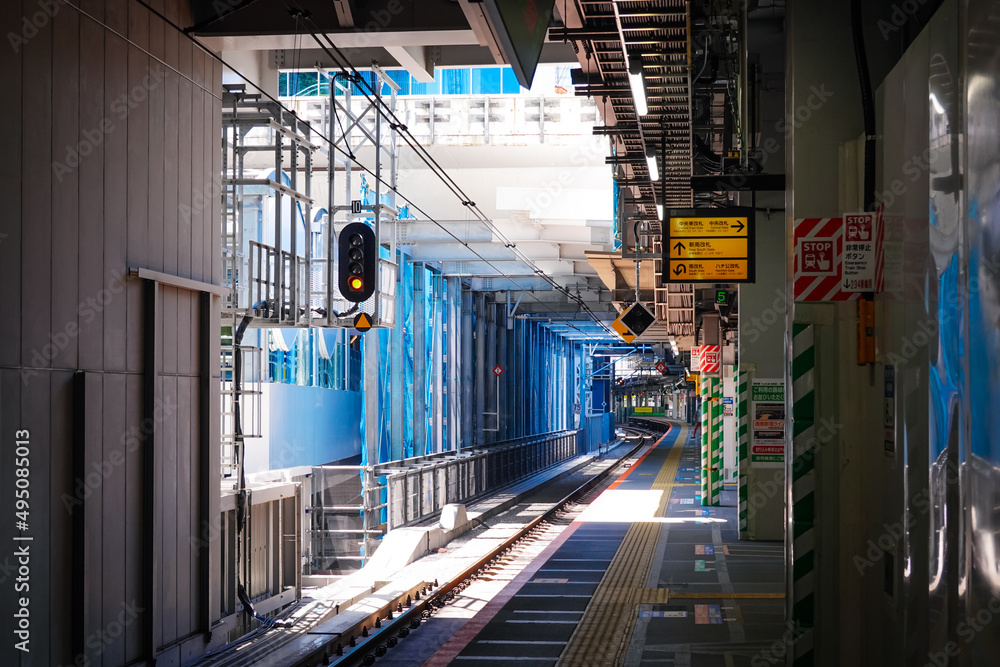 Obraz premium 静かな渋谷駅の埼京線ホーム（東京都渋谷区）