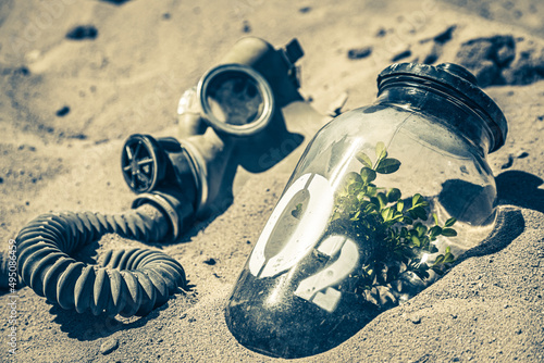 Φωτογραφία Strange oxygen mask as post apocalyptic vision of polluted earth.