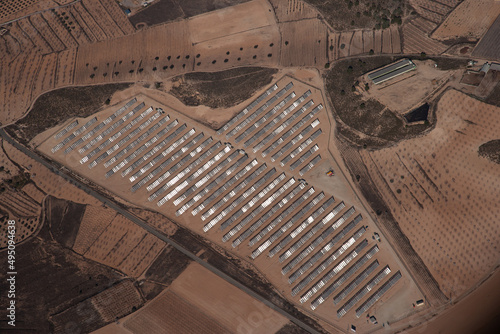 Luftbild von Solarpark mit  hunderten Solarmodulen oder -paneelen. Große Fotovoltaik-Anlage in einer trockenen Landschaft photo