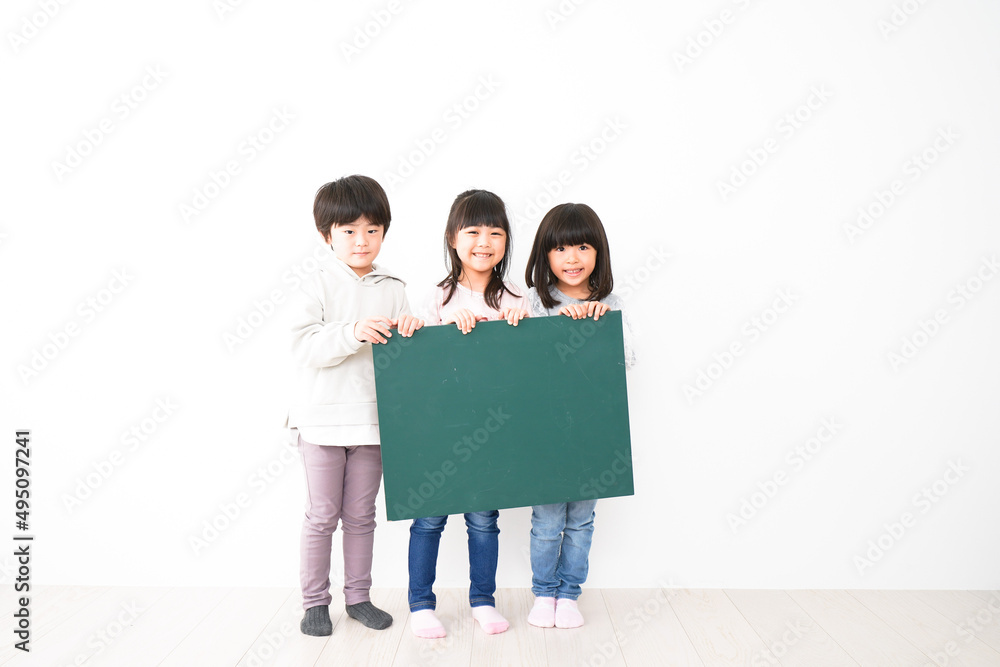 みんなで黒板を持つ子どもたち