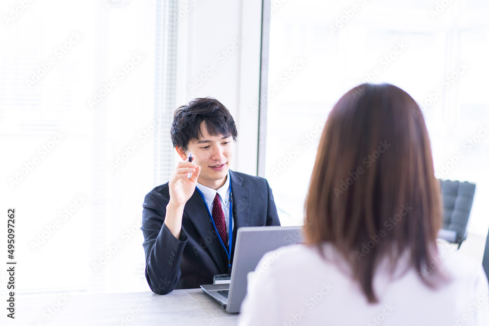 面談をするオフィスワーカー