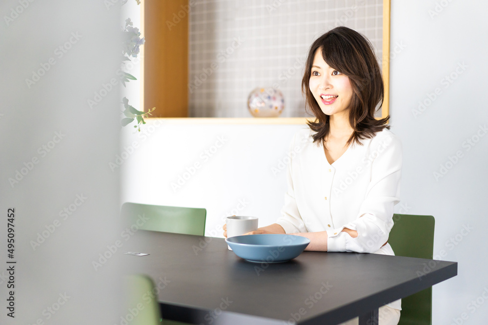 カフェでコーヒーを飲む若い女性 カフェでコーヒーを飲む若い女性