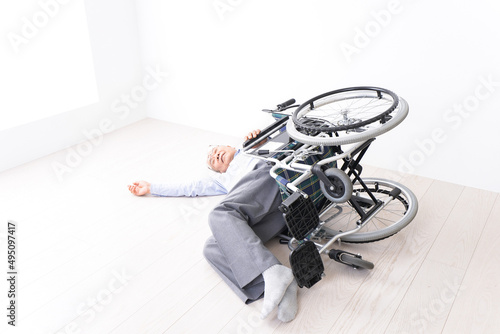 車椅子から転倒した高齢の男性