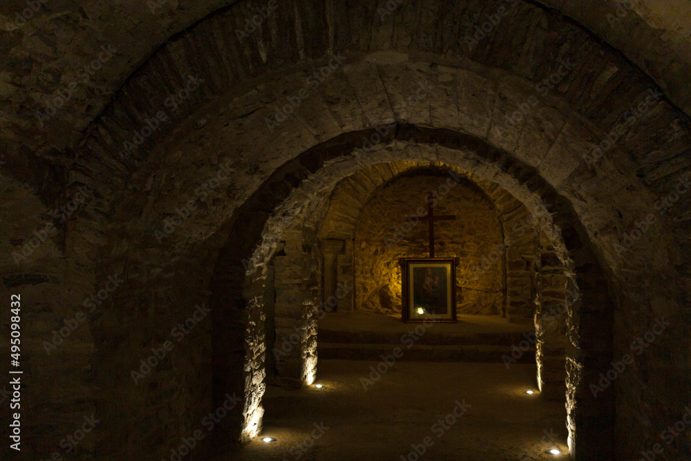 crypte et croix de l'abbaye de St martin du Canigou