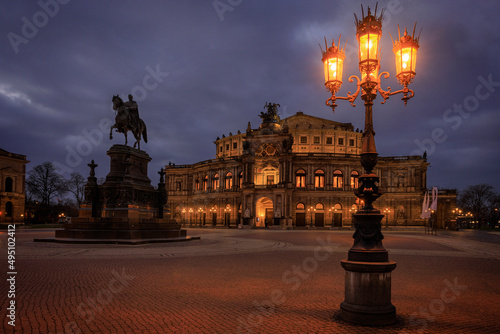 Dresden, Semperoper, Koenig Johann Denkmal, Theaterplatz, Sachsen, Deutschland < english> Dresden, Saxony, Germany