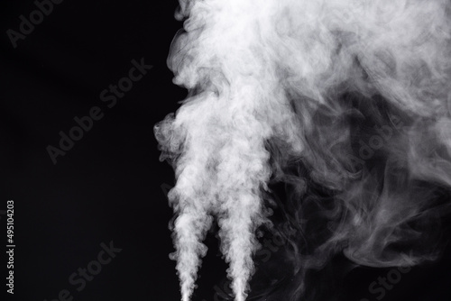 黒背景で撮影された加湿器の水蒸気