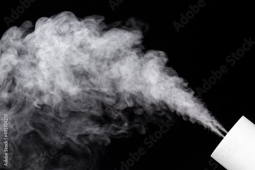黒背景で撮影された加湿器の水蒸気