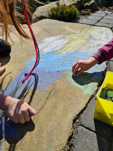 dzieci malujące kredą po alfalcie