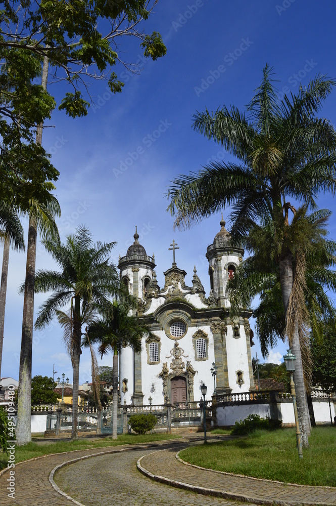 Igreja de São João del Rei com coqueiros e praça na frente