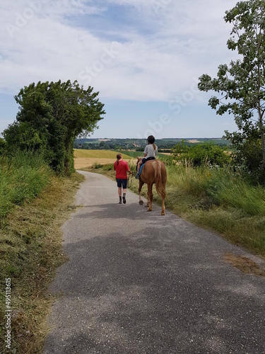 Spaziergang mit Pferd