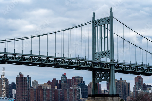 Obraz na płótnie Robert F. Kennedy Bridge - New York, NY and the Manhattan Skyline w salonie