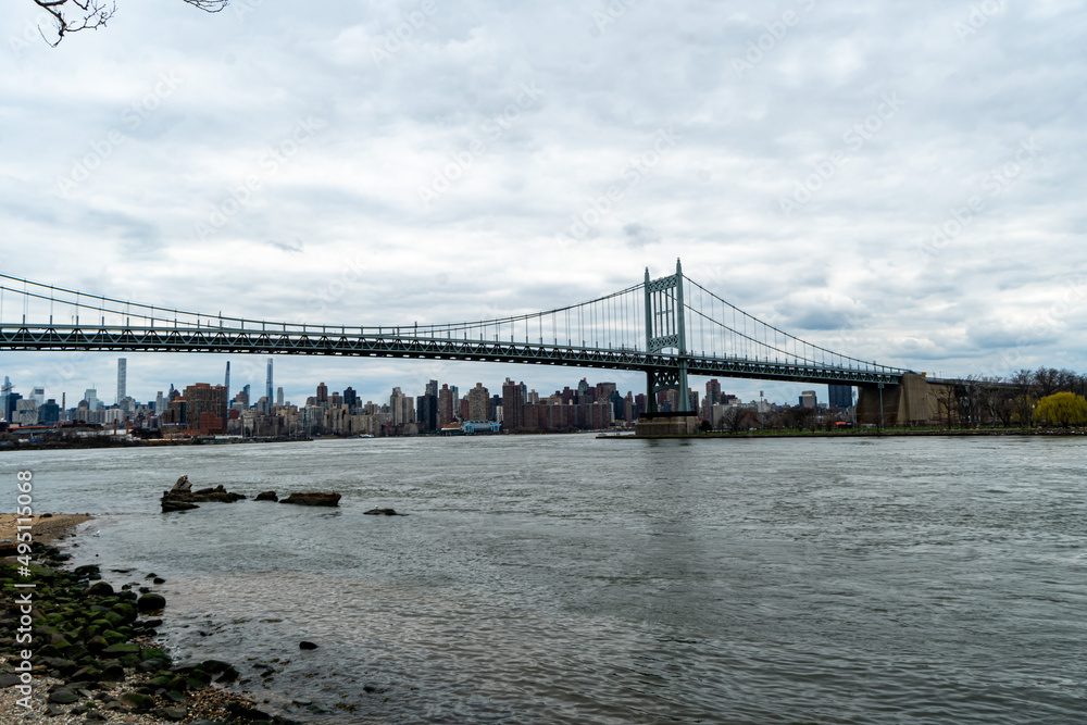 Naklejka premium Robert F. Kennedy Bridge - New York, NY and the Manhattan Skyline 