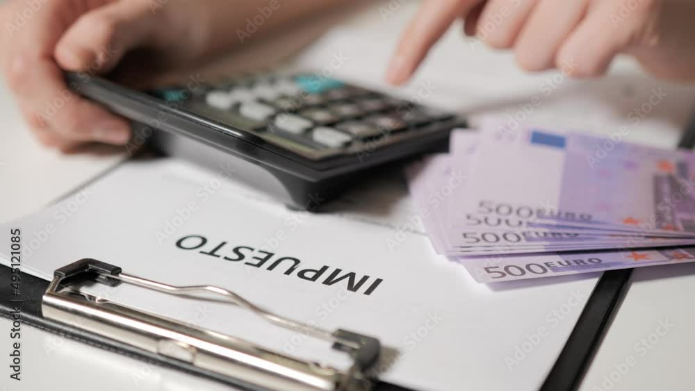 calculation of taxes in Spanish-speaking languages. A man's hand counts the amounts on a calculator. Tax individuals and legal entities. Budgeting. Accounting for expenses and income. calculation of taxes in Spanish-speaking languages. A man's hand counts the amounts on a calculator. Tax individuals and legal entities. Budgeting. Accounting for expenses and income.