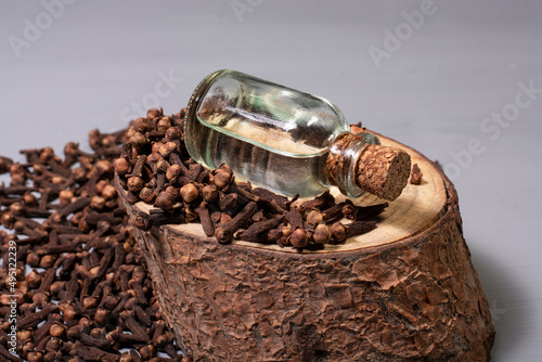 Fényképezés clove grains and a bottle of clove oil. For dieters