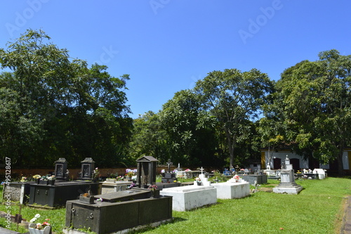 Cemitério com gramado e árvores