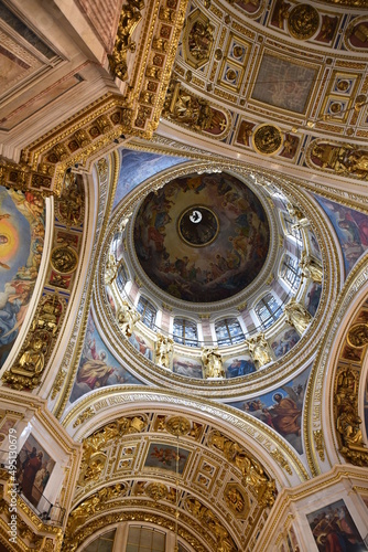  Coupole de l'église Saint-Isaac à Saint-Pétersbourg, Russie 