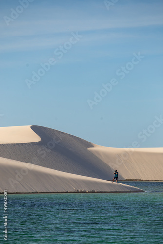 Fot  grafo nos Len    is Maranhenses  Santo Amaro  Maranh  o - Brasil. Dunas no para  so do Parque Nacional dos Len    is Maranhenses.