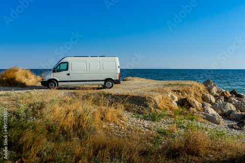 Fotografia parking by the sea in a caravan