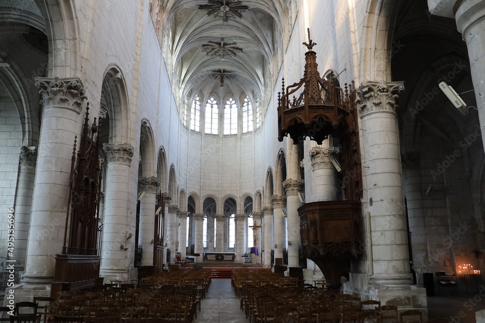 L'église Saint Pierre, intérieur de l'église, ville de Auxerre, département de l'Yonne, France