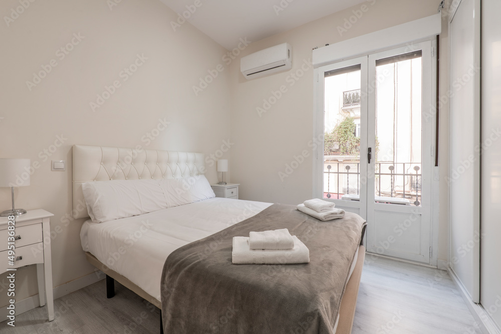 Double bed with courtesy blanket and towels, air conditioning and balcony with white aluminum doors Double bed with courtesy blanket and towels, air conditioning and balcony with white aluminum doors