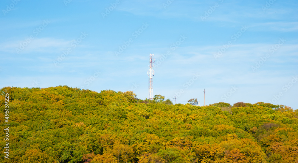 Obraz premium Telecommunications antenna tower