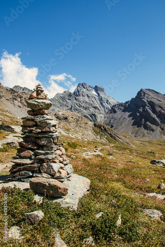 Stones showing the way in the mountains of the French Alps © Julien