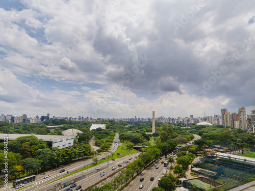 Vista aérea da zona sul de São Paulo, com Ibirapuera, avenidas e skyline da cidade, céu parcialmente nublado.