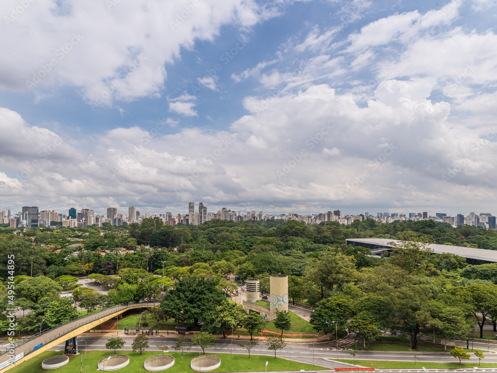 Vista aérea da zona sul de São Paulo, com Ibirapuera, avenidas e skyline.