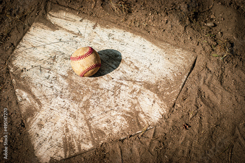 Obraz na płótnie Old baseball on home plate
