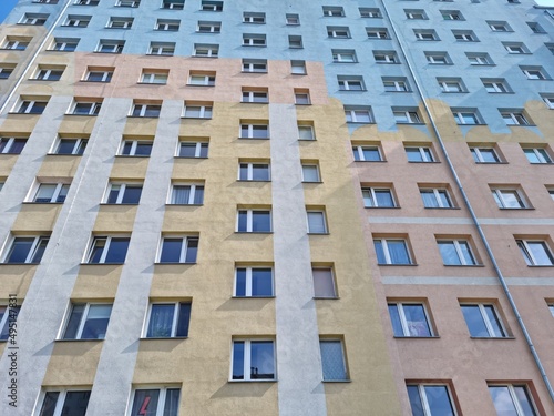 Kolorowe Stare komunistyczne bloki z wielkiej płyty w europie wschodniej.