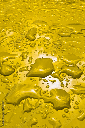 Gelber Lack mit Wassertropfen