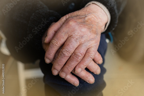 Mani di ragazza e di anziana