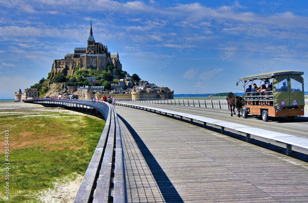 Fototapeta premium Monte Saint-Michel, Normandía, carro de caballos