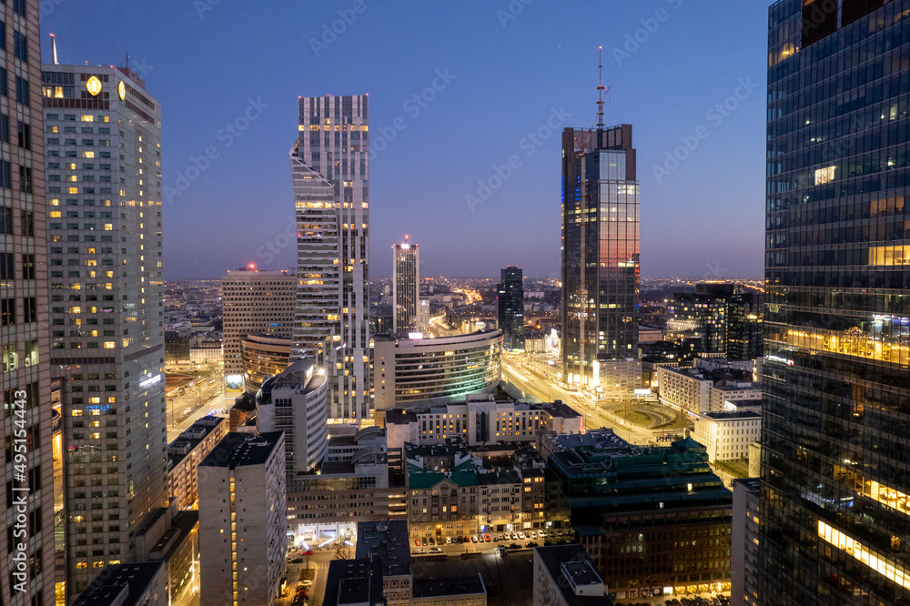 Fototapeta premium Warszawa, wieżowce nocą, zdjęcia z drona, zachód słońca