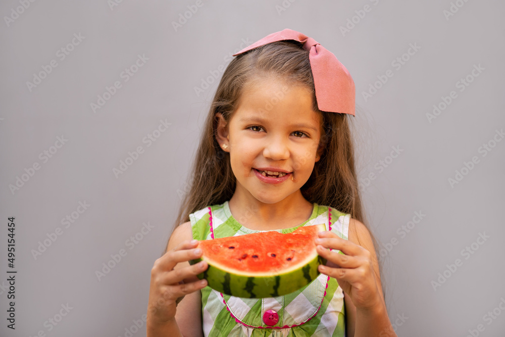 niña feliz disfrutando comiendo a mordidas una rebanada de rica y jugosa sandia alimento comida rojo mordiendo fruta tropical - obrazy, fototapety, plakaty 