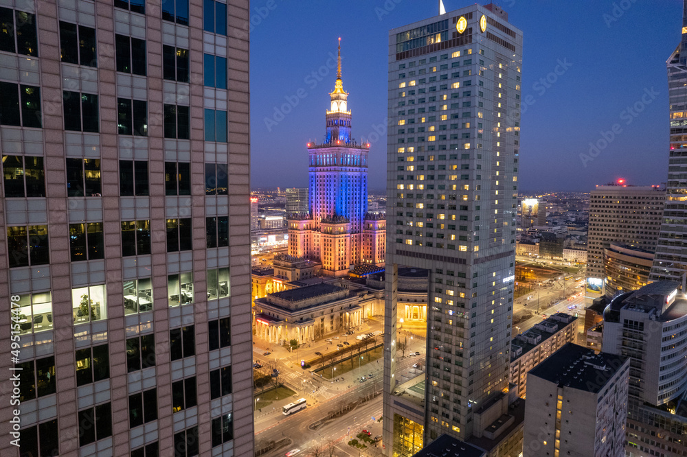 Warszawa, wieżowce nocą, zdjęcia z drona, zachód słońca - obrazy, fototapety, plakaty 