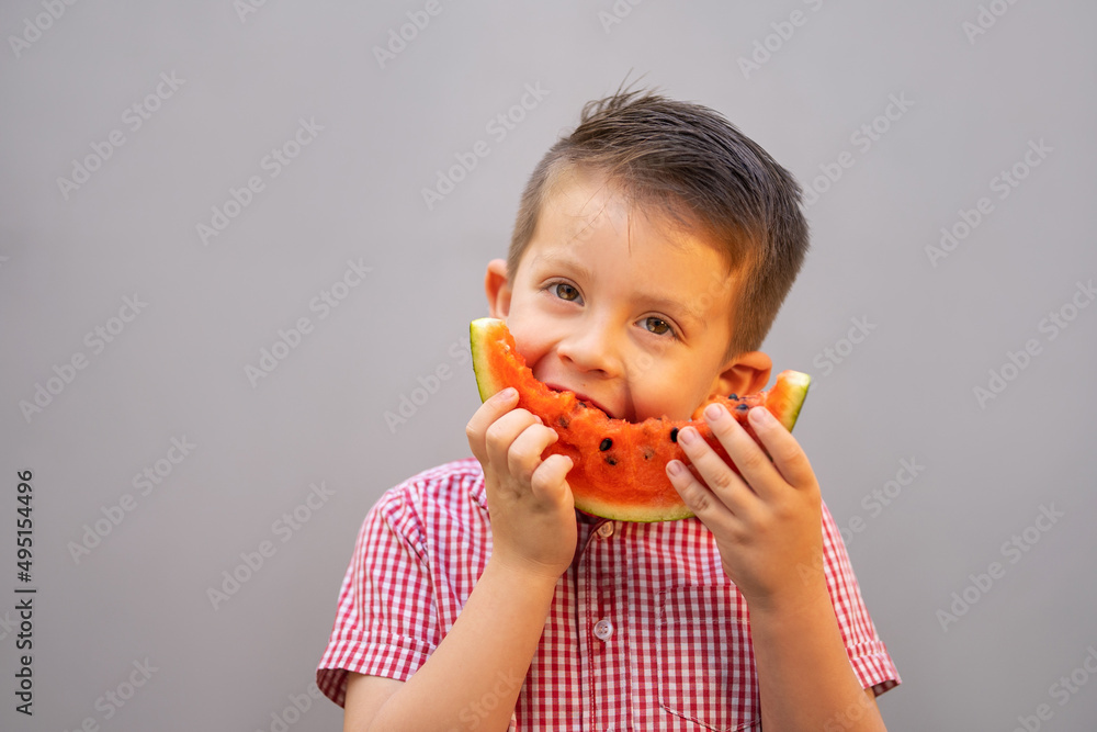 niño feliz disfrutando comiendo a mordidas una rebanada de rica y jugosa sandia alimento comida rojo mordiendo fruta tropical niño feliz disfrutando comiendo a mordidas una rebanada de rica y jugosa sandia alimento comida rojo mordiendo fruta tropical