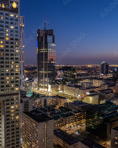 Warszawa, wieżowce nocą, zdjęcia z drona, zachód słońca
