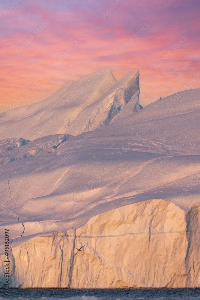 Naklejka premium large icebergs floating in the sea in the arctic circle