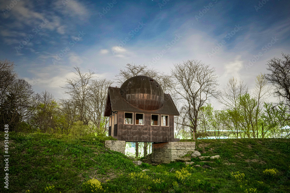 Obraz premium The Strange Watch House and Circle Mound Built in Dublin, Ohio